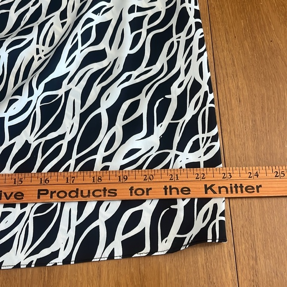 Calvin Klein Silky Scoop Neck Sleeveless Blouse, Black & Cream Print, Size L - Picture 11 of 12